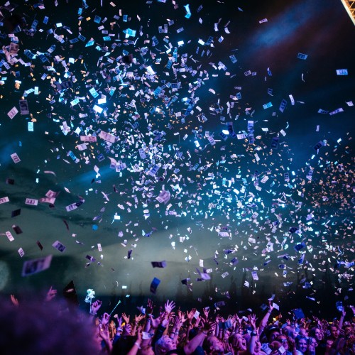 Since a few years I work as a photographer for the MS Dockville Festival in Hamburg, Germany. I share here a few photos from that special music festival.